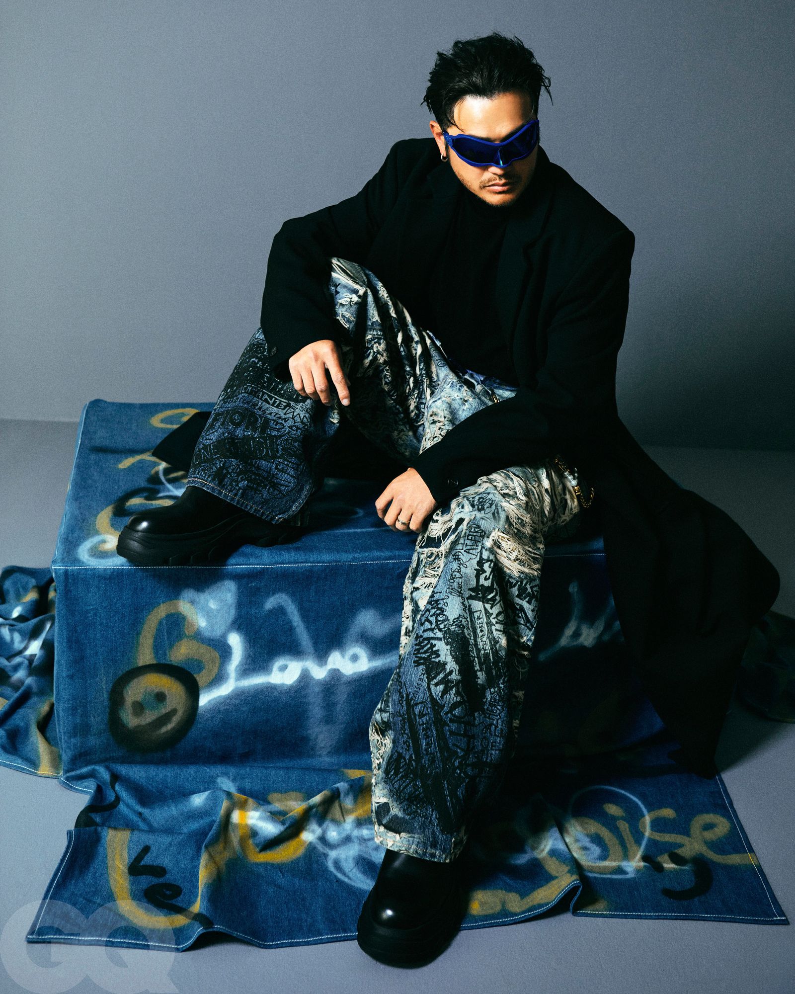 寬鬆版大衣；塗鴉牛仔褲，都是Zara。Acne Studio塗鴉牛仔褲。Louis Vuitton金色褲鏈。Gentle Monster x Maison Margiela藍色膠框墨鏡。黑色高領上衣；藍色條紋內褲，造型師私物。