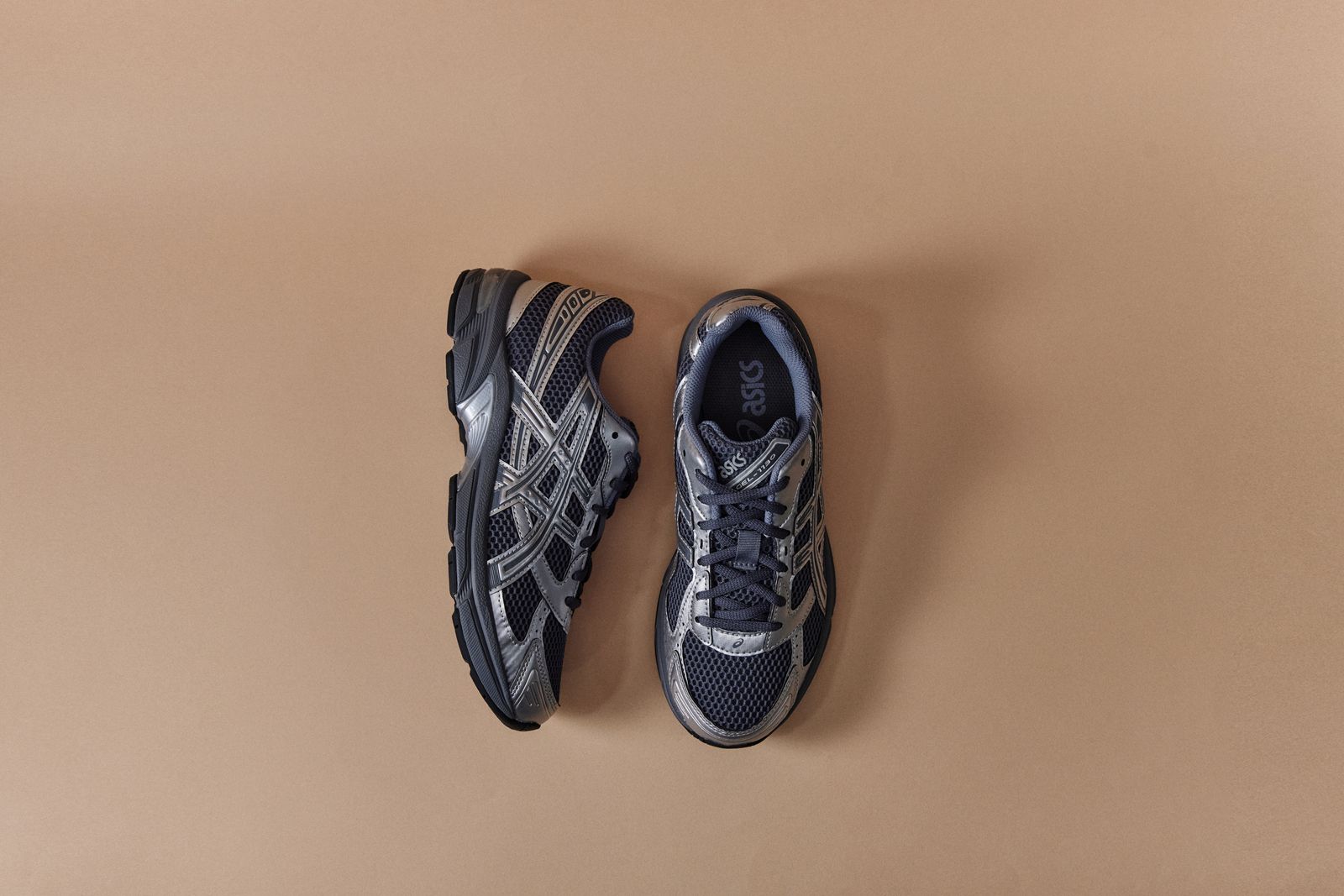 2025 盤點 8 雙必買銀色球鞋推薦，從 Nike、adidas、ASICS 到 New Balance 通通有！