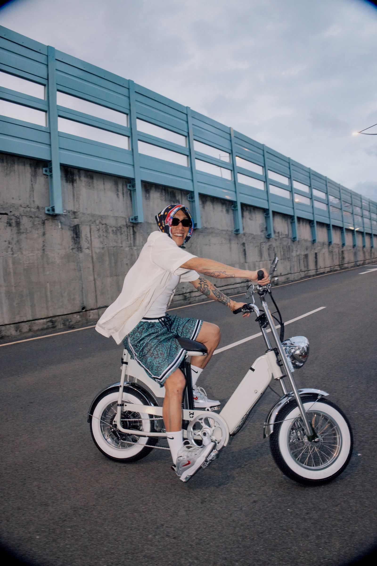 帥到願意天天騎著通勤！「復古電輔車」聯名法國精品Voltaire打造限定車款，最高規格展現工藝與美學