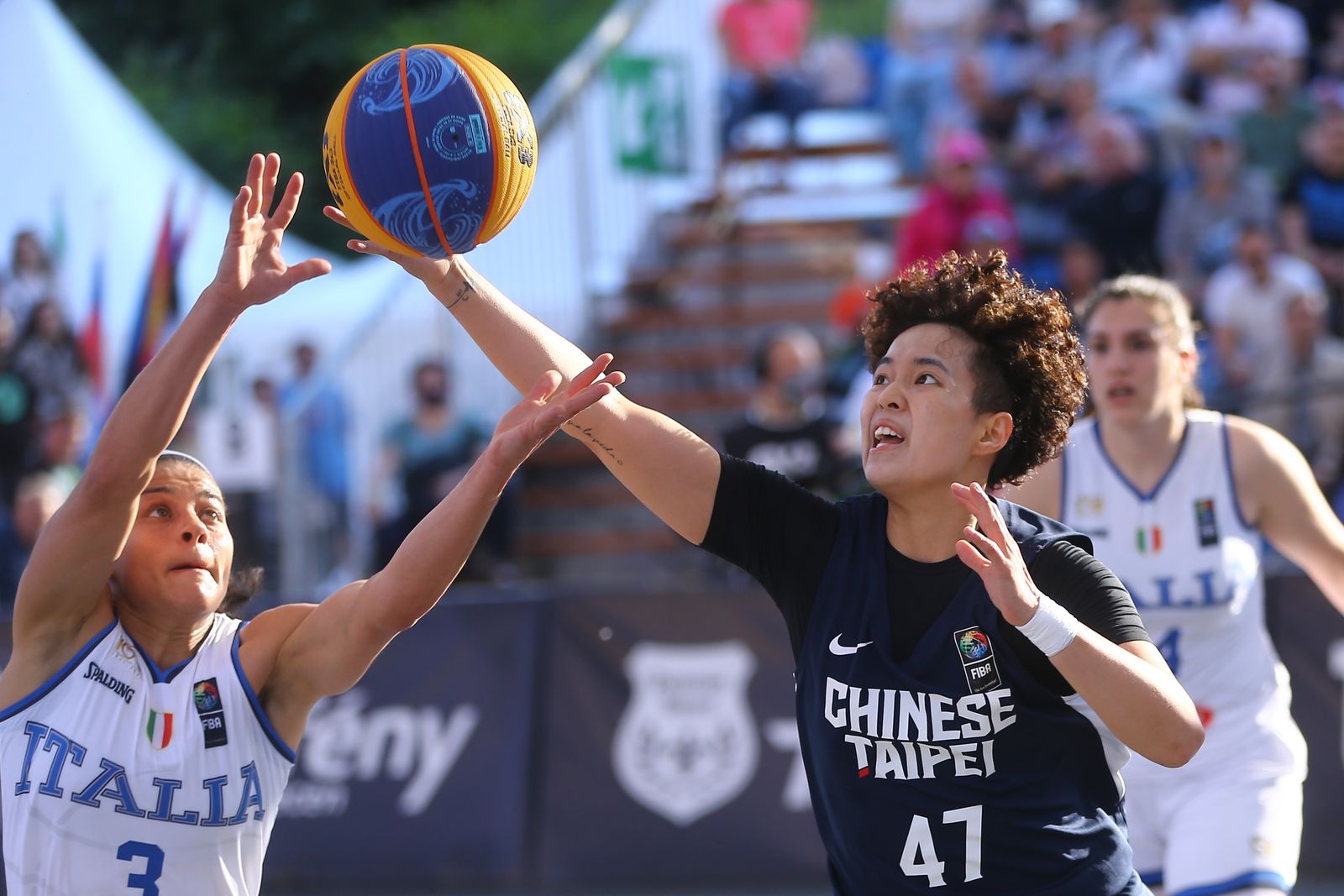 在鬥牛場上「秀球」、「洗球」這些規則都是誰說了算？帶你解析台灣街頭籃球場上的潛規則！