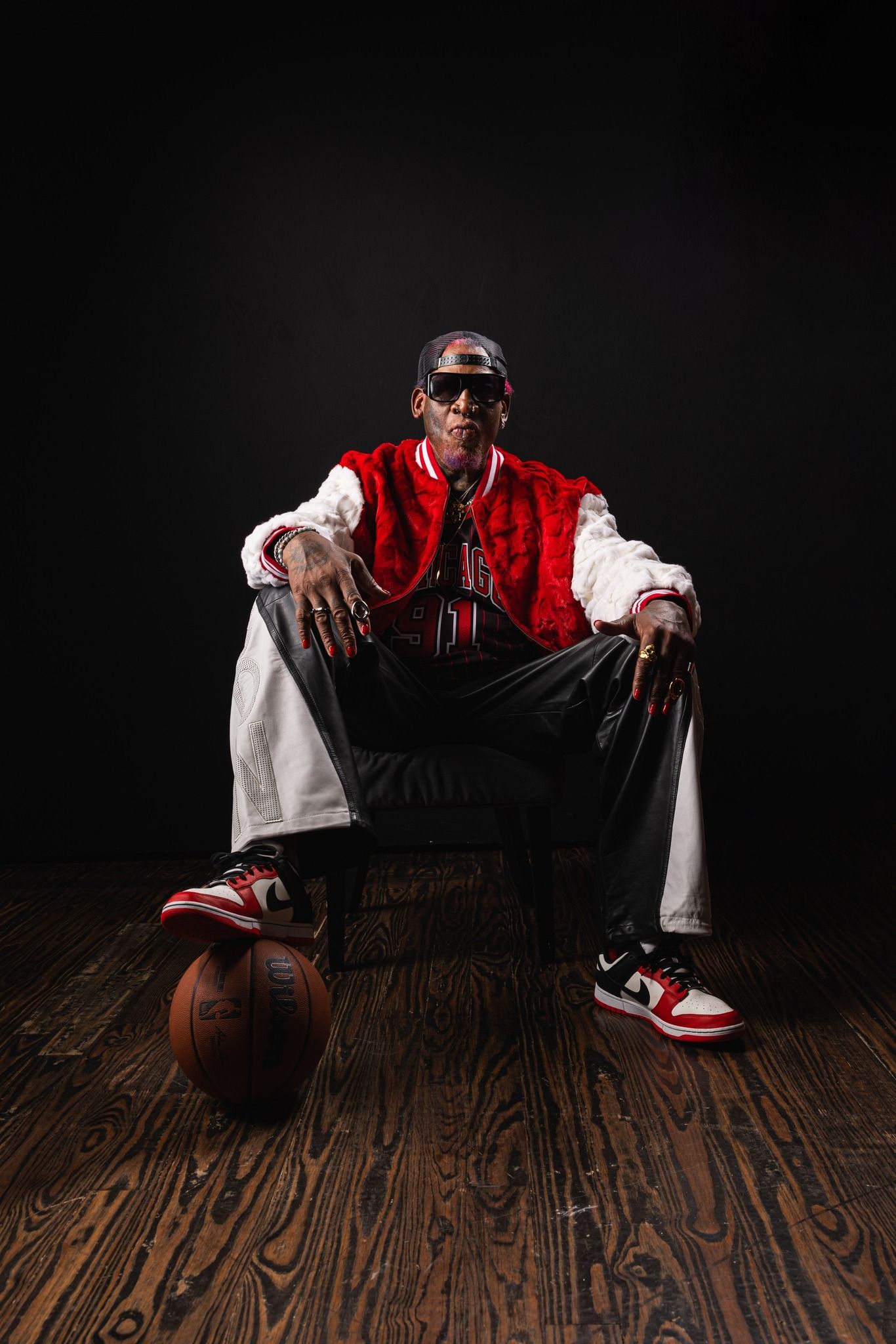 Dennis Rodman特別換上聯盟75周年發行的「NBA x Nike Dunk Low EMB 75」鞋款。（圖片來源／Chicago Bulls）