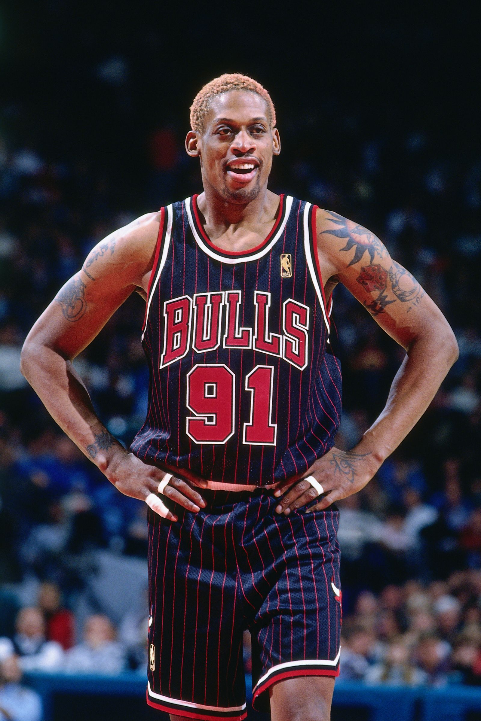 90年代身著公牛隊初代條紋球衣的Dennis Rodman。（圖片／Getty Images）