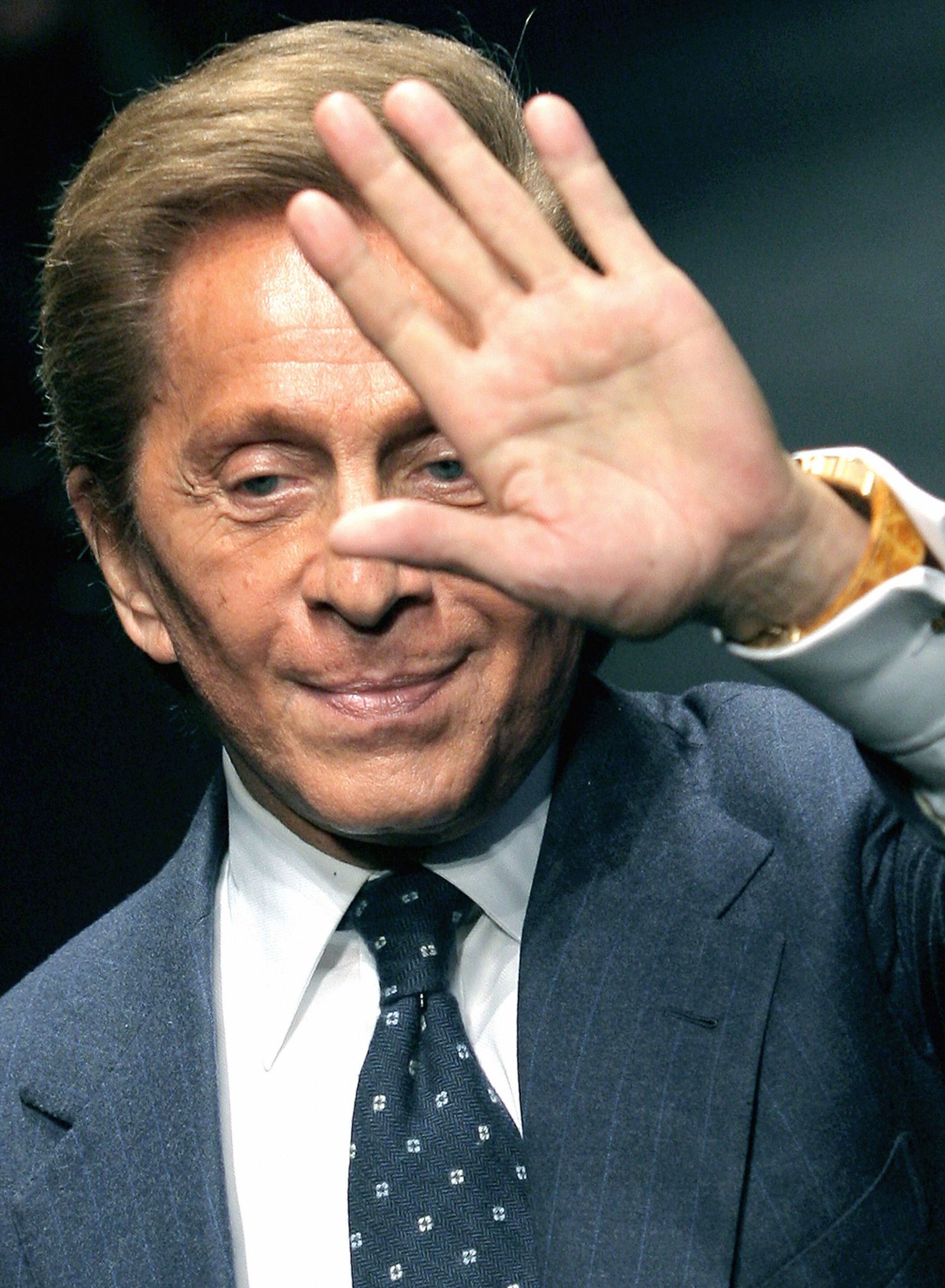 Milan ITALY  Italian fashion designer Valentino acknoledges the audience at the end of his FallWinter 20062007...