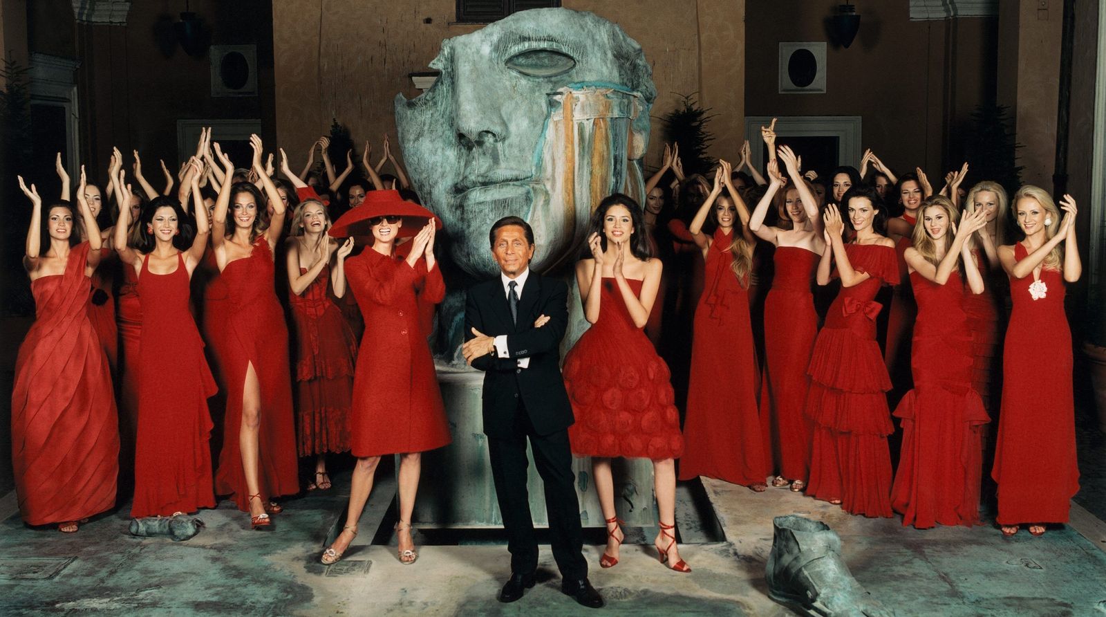 Valentino in Rome with his models. Valentino à Rome avec ses modèles.