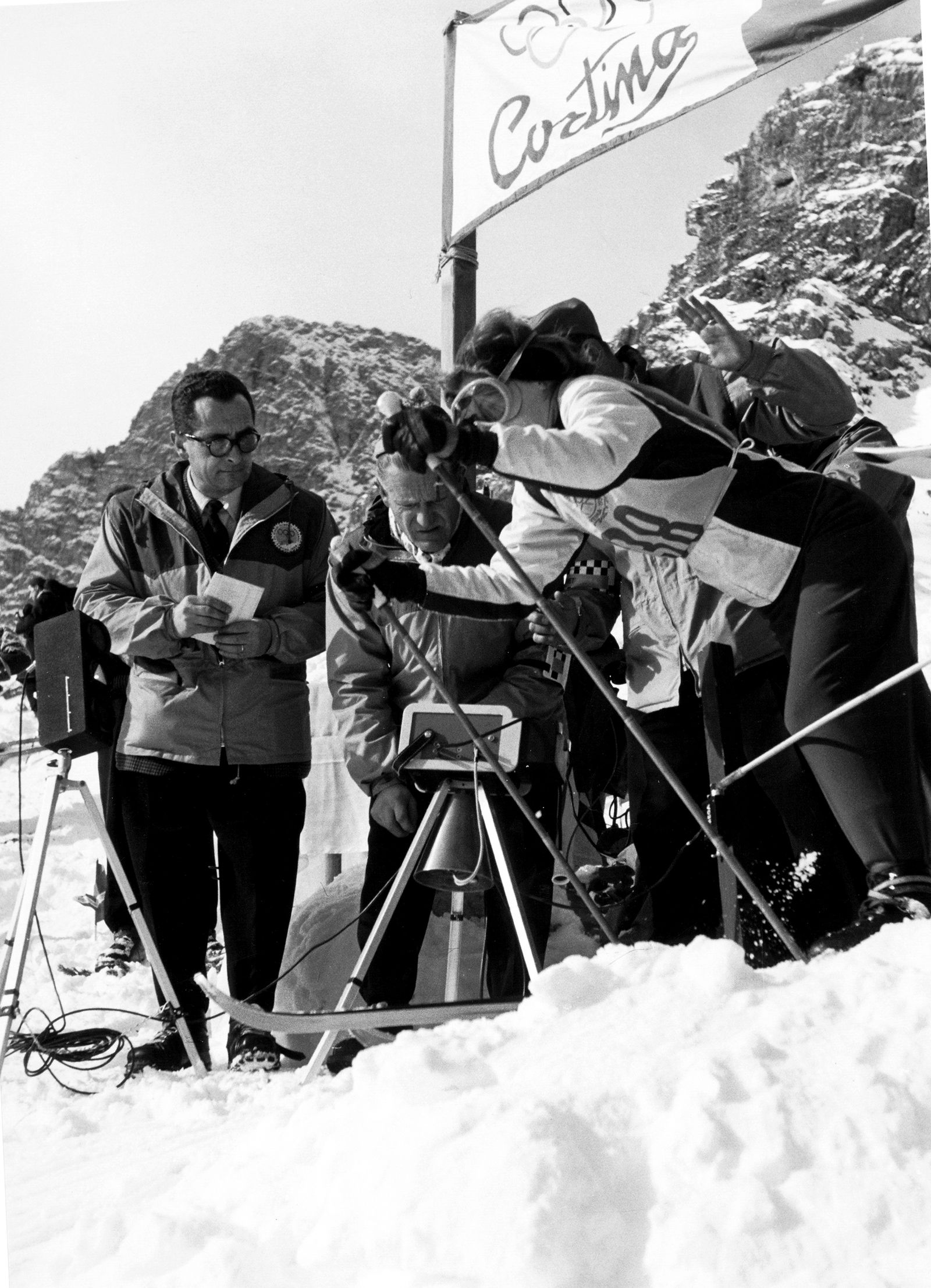 1956 年在 Cortina d'Ampezzo 冬季運動會上，高山滑雪比賽首次採用起跑門。