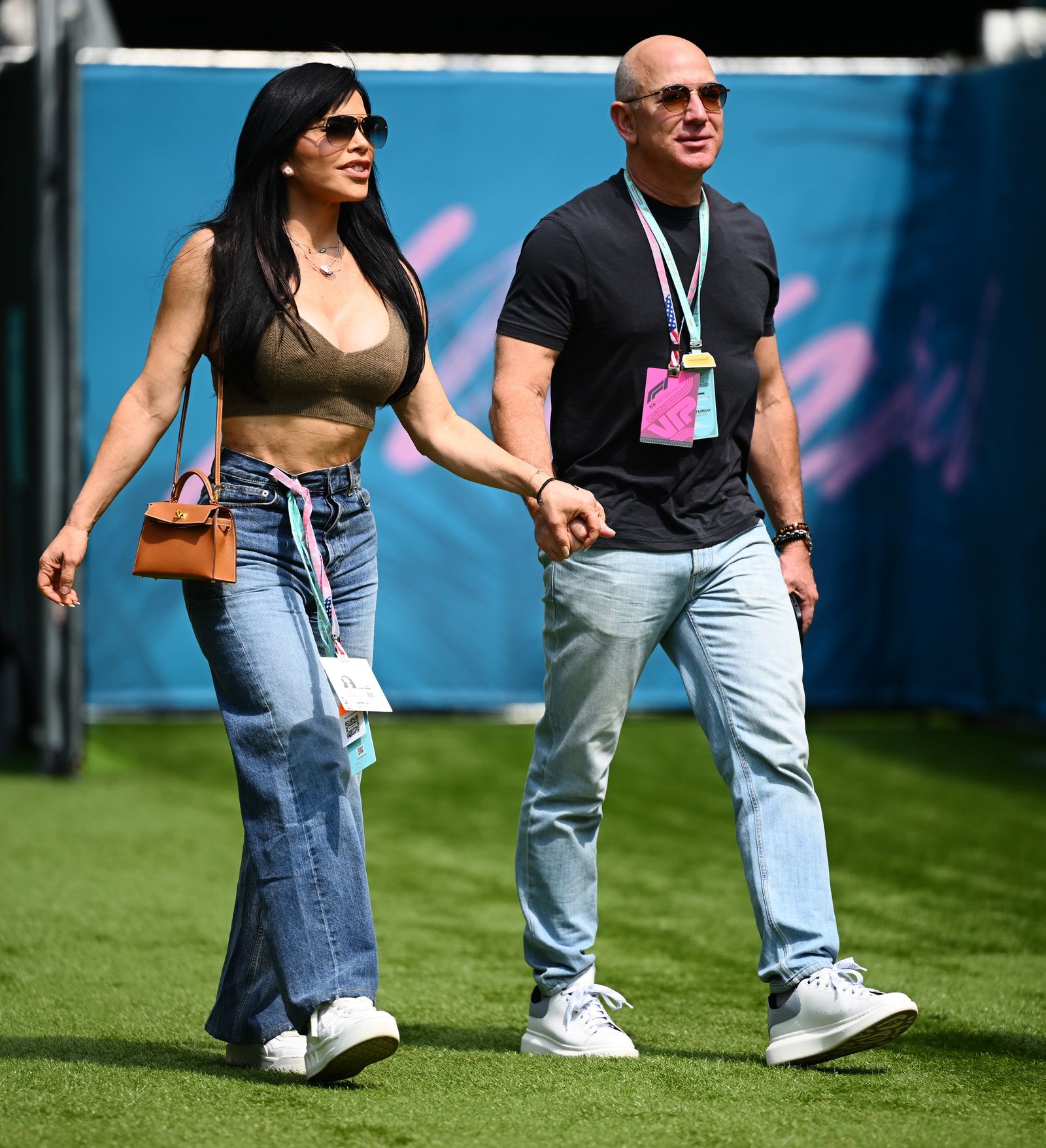 Jeff Bezos con tenis Alexander McQueen de color blanco