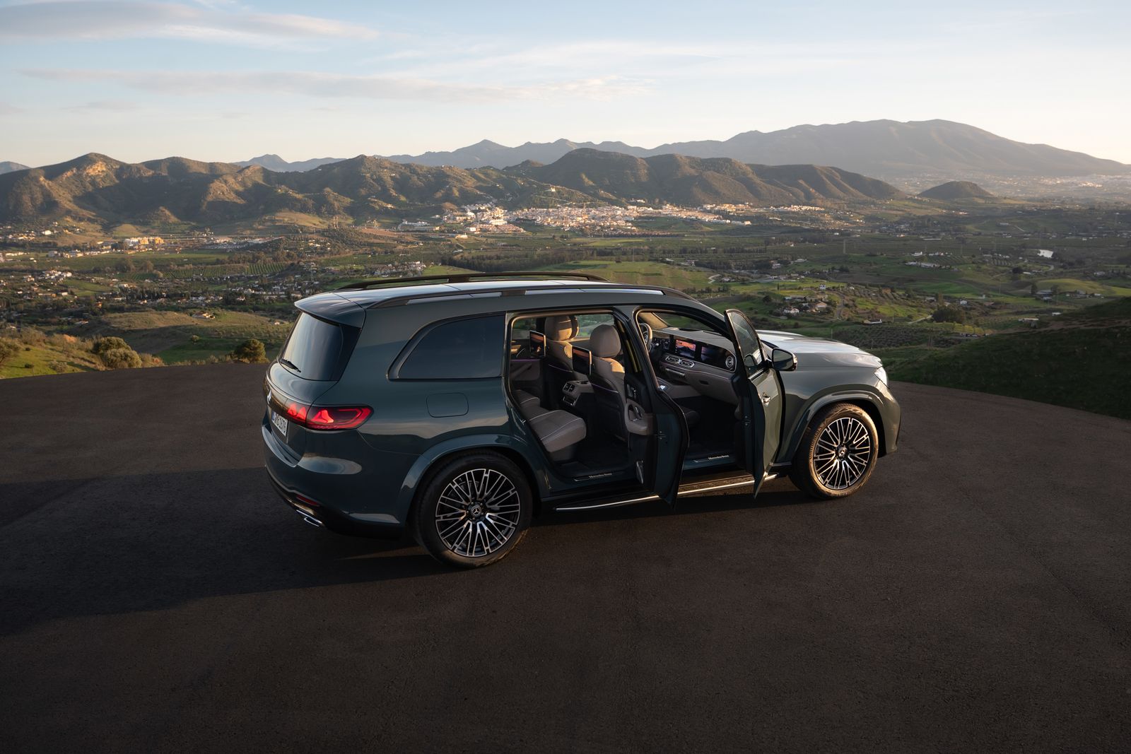 陸上頭等艙 MercedesBenz GLS 全面升級：兼具越野實力與豪華舒適性，7 大改款亮點一次看！