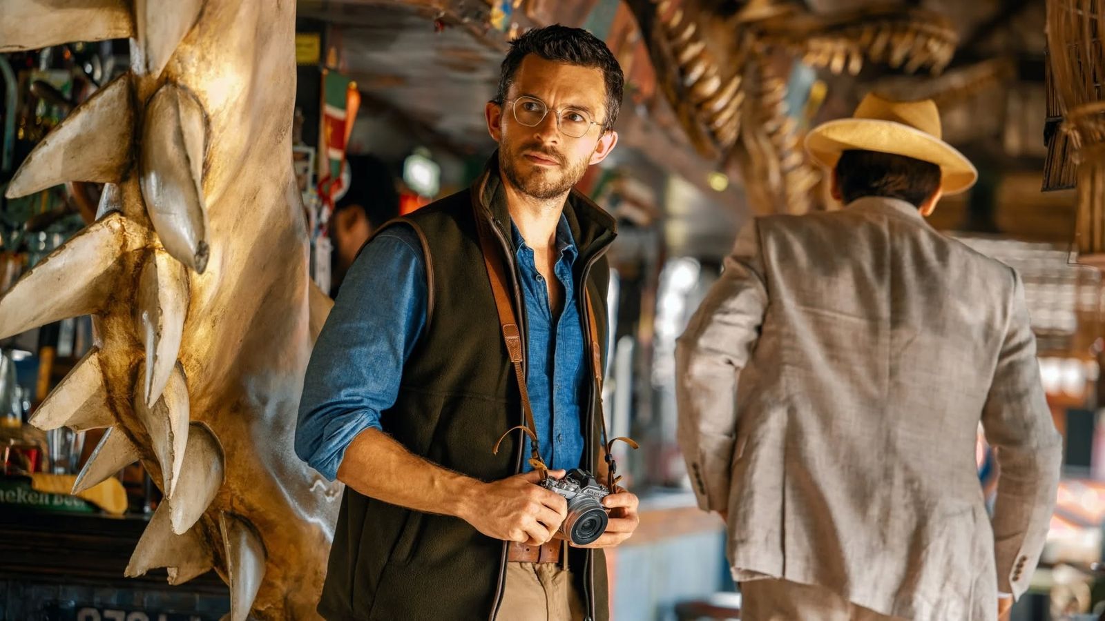 Jonathan Bailey 在電影《侏羅紀世界：重生》中的眼鏡造型也讓人驚艷