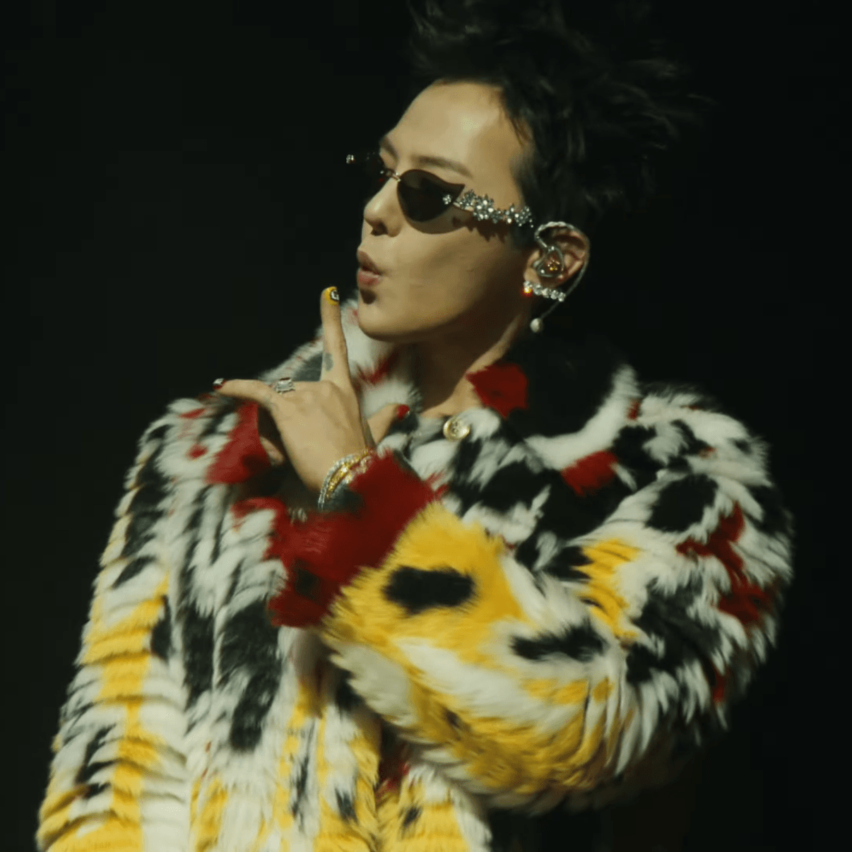 BIGBANG Coachella 王者歸來！GD 連換 3 套造型：從 Chanel 新裝穿到 Chrome Hearts 特別訂製！